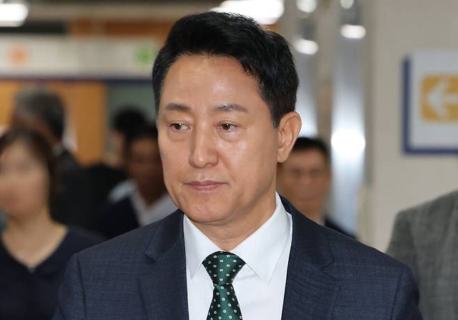 오세훈 서울시장이 지난 8월 21일 서울 서초구 서울고등법원에서 열린 정치자금법 위반 혐의 항소심 첫 공판에 출석하고 있다. 연합뉴스