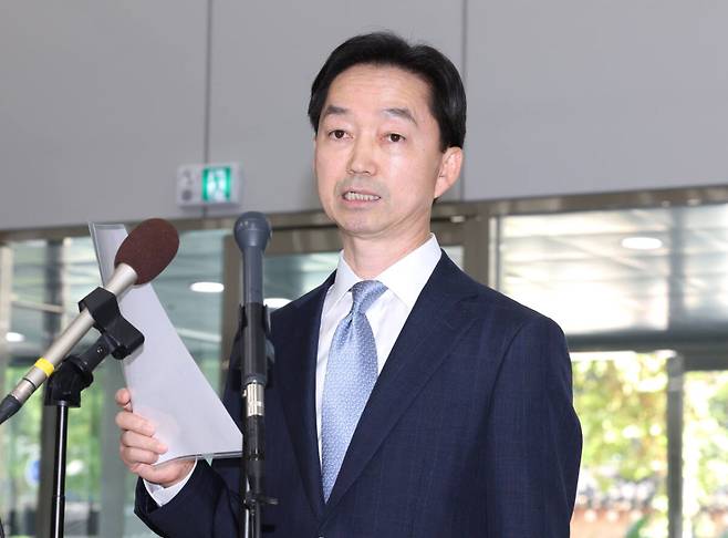 김지용 중대범죄수사청장 후보자가 2일 인사청문회 준비 사무실이 마련된 정부서울청사 창성동 별관에서 현안과 관련한 입장을 밝히고 있다. 이재명 대통령은 지난 1일 김지용 중대범죄수사청장 후보자에 대한 인사청문요청안을 재가했다고 강유정 청와대 수석대변인이 2일 공지를 통해 밝혔다. 이에 따라 김 후보자에 대한 국회 인사청문 절차가 임명 제청 20여일 만에 들어가게 됐다. 연합뉴스