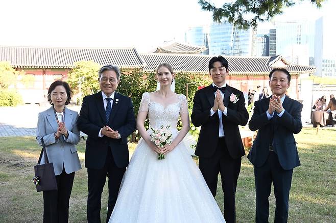 (왼쪽에서 두 번째부터) 허민 국가유산청장, 결혼식을 올린 에스토니아 출신 유튜버 마이 부부. 국가유산청 제공