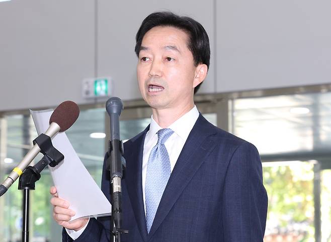 김지용 중대범죄수사청장 후보자가 2일 인사청문회 준비 사무실이 마련된 정부서울청사 창성동 별관에서 현안과 관련한 입장을 밝히고 있다. / 사진=연합뉴스
