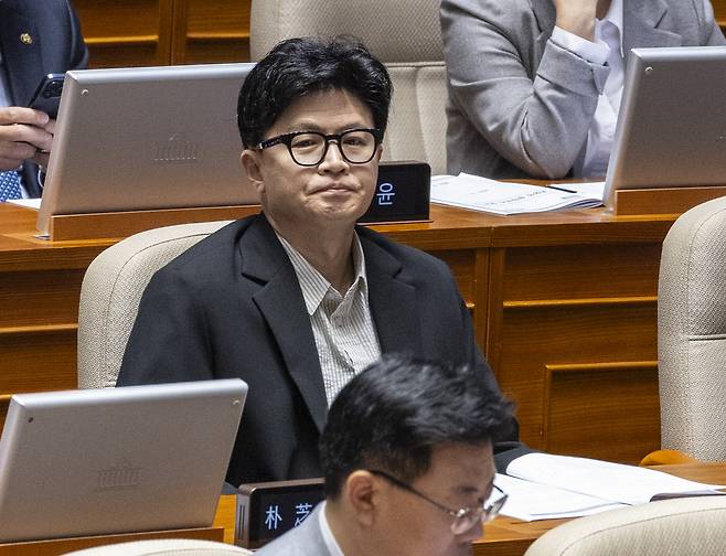 한동훈 무소속 의원은 2일 이재명 대통령이 우크라이나 측의 남북 무력 충돌 가능성 언급에 강한 유감을 표명하고 북한군 포로 송환 논란과 관련해 사과를 재촉구한 데 대해 비판했다. 한 의원이 1일 국회에서 열린 정기국회 전체회의에 참석한 모습. [연합]