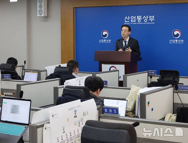 [세종=뉴시스] 배훈식 기자 = 강감찬 산업통상부 무역투자실장이 1일 오전 세종시 정부세종청사에서 9월 수출입 동향 브리핑을 하고 있다. 2026.10.01. dahora83@newsis.com