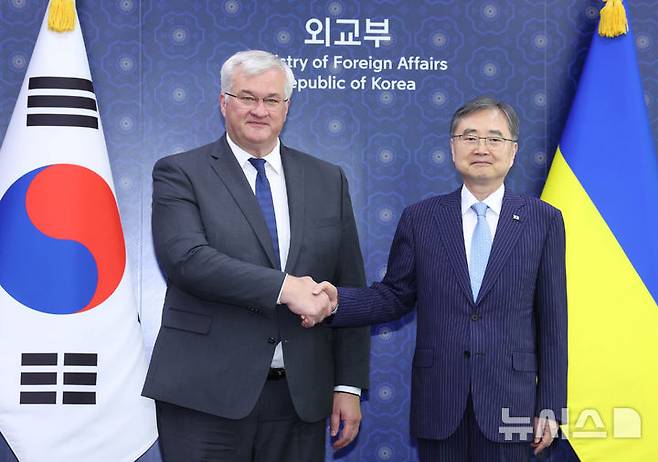 [서울=뉴시스]조현 외교부 장관(오른쪽)과 안드리 시비하 우크라이나 외교장관이 지난 6월 30일 오후 서울 종로구 외교부에서 회담에 앞서 악수하며 기념촬영 하고 있다. (사진=뉴시스DB)