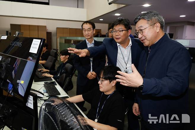 [서울=뉴시스] 윤호중 행정안전부 장관이 지난달 30일 오전 지난해 배터리 화재가 발생한 국가정보자원관리원 대전본원을 방문해 전산실 복구 상황 및 디지털 안전관리 체계 등 종합 점검을 하고 있다. (사진=행정안전부 제공) 2026.9.30 photo@newsis.com
