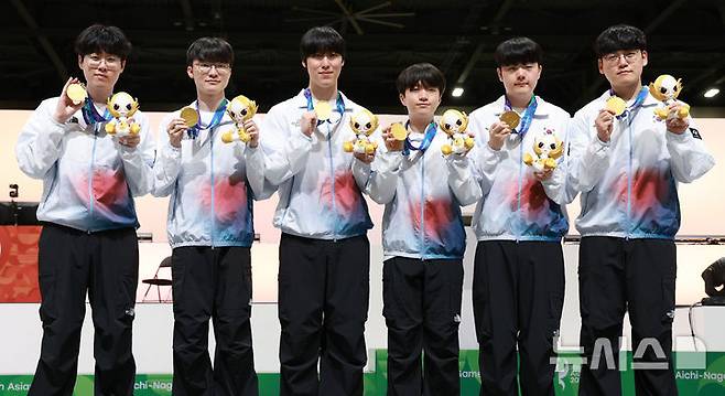 [도코나메(일본)=뉴시스] 이영환 기자 = 2일 오후(현지 시간) 일본 아이치현 도코나메시 아이치 스카이 엑스포에서 열린  2026 아이치·나고야 아시안게임 e스포츠 리그 오브 레전드(LoL) 메달 시상식에서 '제우스' 최우제(왼쪽부터), '페이커' 이상혁, '제카' 김건우, '케리아' 류민석, '캐니언' 김건부, '구마유시' 이민형이 포즈를 취하고 있다. 2026.10.02. 20hwan@newsis.com