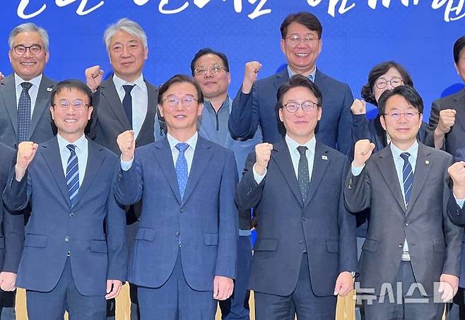 [부산=뉴시스]원동화 기자 = 2일 부산 연제구 부산시청 1층 대회의실에서 '부산시와 더불어민주당 중앙당 예산정책협의회'가 열렸다. 기념촬영 모습. (아랫쪽 왼쪽부터)한병도 원내대표, 전재수 부산시장, 김민석 당대표, 박홍배 부산시당위원장. 2026.10.02. dhwon@newsis.com