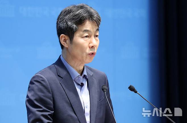 [서울=뉴시스] 고범준 기자 = 윤건영 더불어민주당 의원이 지난 8월19일 서울 여의도 국회 소통관에서 현안 관련 기자회견을 하고 있다. 2026.08.19. bjko@newsis.com