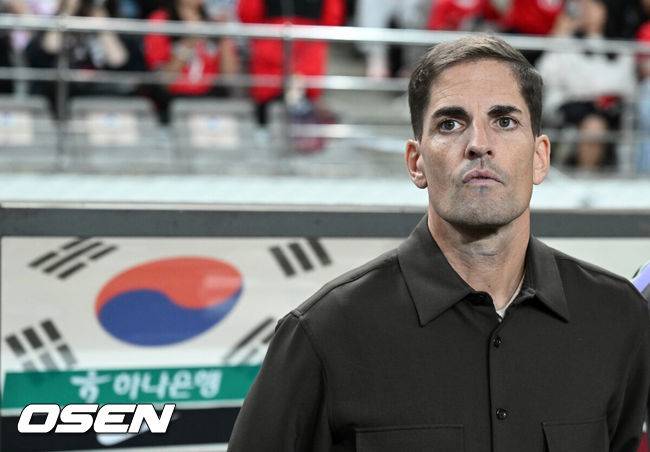 [OSEN= 서울월드컵경기장, 이대선 기자] 로베르토 모레노 감독이 이끄는 한국 축구대표팀이 28일 서울월드컵경기장에서 우루과이와 A매치 경기를 가졌다.한국은 지난 24일 오현규, 손흥민, 이동경의 연속골이 터져 에콰도르를 3-0으로 제압했다. 모레노 감독은 한국대표팀 데뷔전에서 승리를 신고했다.&nbsp;경기에 앞서 한국 모레노 감독이 그라운드를 바라보고 있다. 2026.09.28 / sunday@osen.co.kr