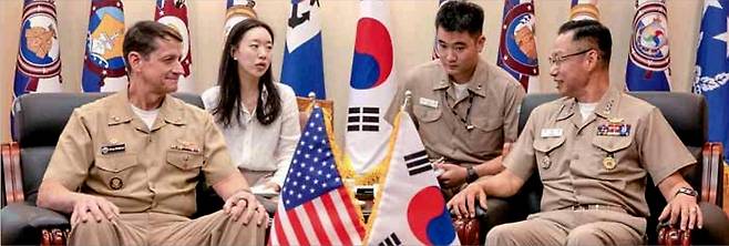 이재용 삼성전자 회장의 장남 지호(뒷줄 오른쪽) 씨가 한미 해군 교육사령관 협력회의에서 강정호(앞줄 오른쪽·중장) 해군 교육사령관의 발언을 통역하고 있다. 사진 제공=해군