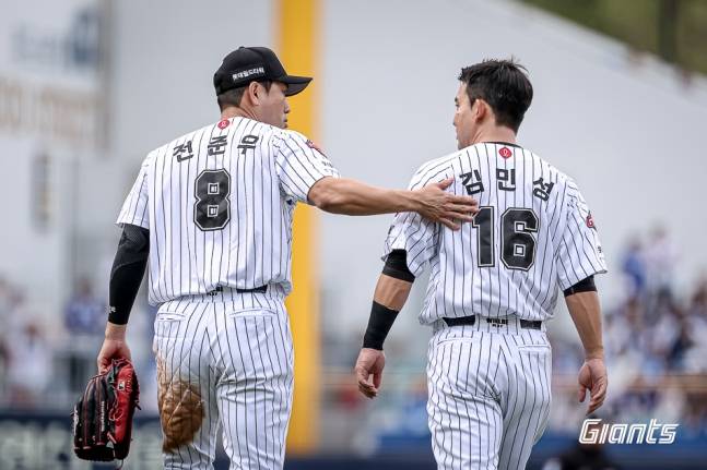 롯데 자이언츠 김민성(오른쪽)과 전준우. /사진=롯데 자이언츠 제공