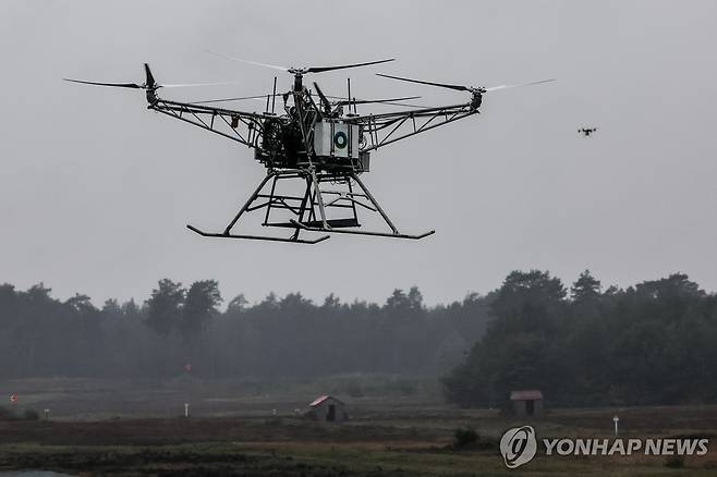 독일 베르겐 군사훈련장에서 시험 비행하는 드론 [EPA=연합뉴스. 재판매 및 DB 금지]