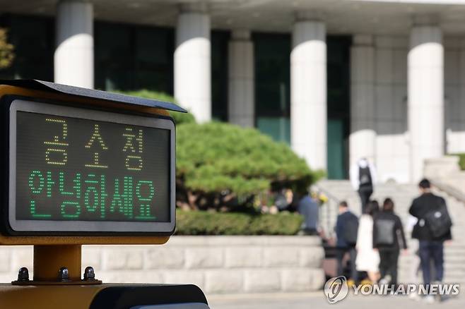 공소청으로 출근하는 직원들 (서울=연합뉴스) 이진욱 기자 = 2일 출범한 서울 서초구 공소청으로 직원들이 출근하고 있다. 2026.10.2 cityboy@yna.co.kr