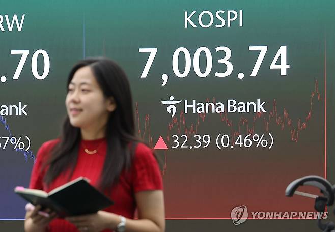 코스피, 5거래일 만에 '7천피' 탈환 (서울=연합뉴스) 박동주 기자 = 코스피가 상승하며 5거래일 만에 7,000선에서 마감한 2일 서울 중구 하나은행 딜링룸에서 직원이 업무를 보고 있다. 
     이날 코스피는 32.39p(0.46%) 오른 7,003.74로 거래를 종료했다. 2026.10.2 pdj6635@yna.co.kr
