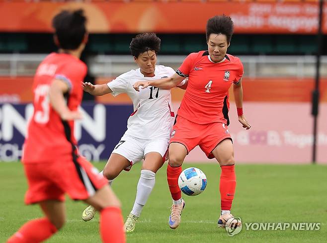 볼다툼 벌이는 남북 (후쿠로이[일본]=연합뉴스) 한종찬 기자 = 21일 일본 시즈오카현 후쿠로이의 시즈오카 스타디움 에코파에서 열린 2026 아이치·나고야 아시안게임 여자 축구 조별리그 대한민국과 북한의 경기. 한국 노진영이 북한 김경영과 볼다툼을 벌이고 있다. 2026.9.21 saba@yna.co.kr