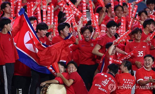 첫골에 환호하는 북한 응원단 [로이터=연합뉴스 자료사진. 재판매 및 DB 금지]