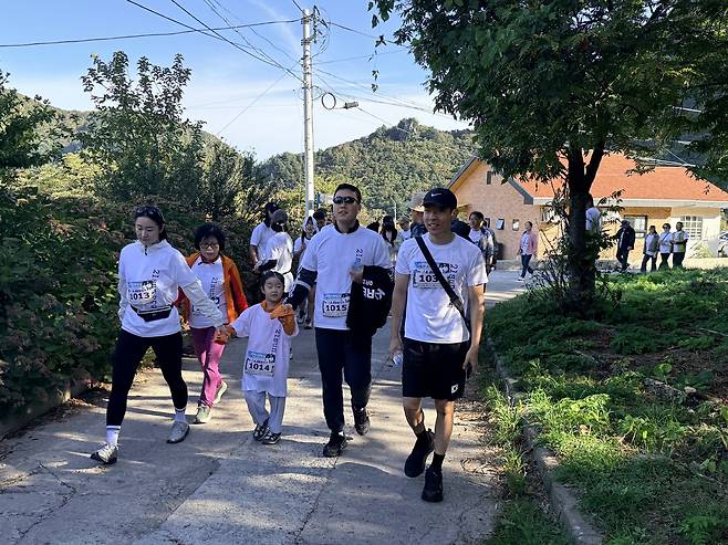 대회 참가자들이 저마다 환한 미소로 힘차게 출발하고 있다. /황진영 기자