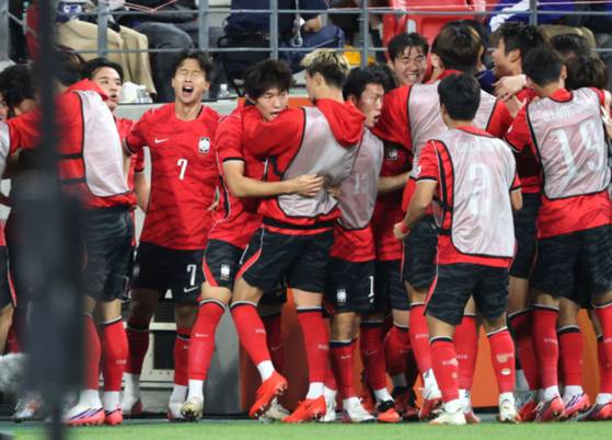 3일 일본 아이치현 도요타 스타디움에서 열린 2026 아이치·나고야 아시안게임 남자 축구 대한민국과 일본의 결승. 한국 엄지성이 선제골을 넣은 뒤 기뻐하고 있다. 〈사진=연합뉴스〉