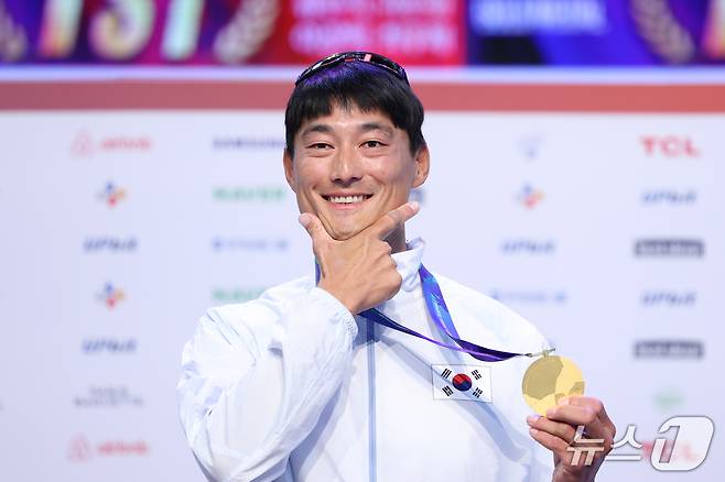 한국 요트 간판 하지민이 3일 일본 라이브스 나고야에서 열린 2026 아이치·나고야 아시안게임 금메달리스트 기자회견에서 금메달을 들어 보이고 있다. 하지민은 전날 열린 요트 남자 딩기 1인승 경기에서 개인 통산 AG 4번째 금메달을 목에 걸었다. 2026.10.3 ⓒ 뉴스1 안은나 기자