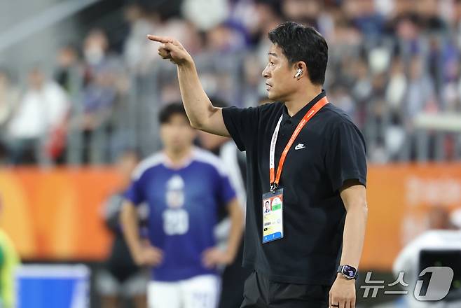 3일 일본 아이치현 도요타 스타디움에서 열린 2026 아이치·나고야 아시안게임 축구 결승전 대한민국과 일본의 경기, 대한민국 이민성 감독이 작전 지시를 하고 있다. 2026.10.3 ⓒ 뉴스1 김도우 기자