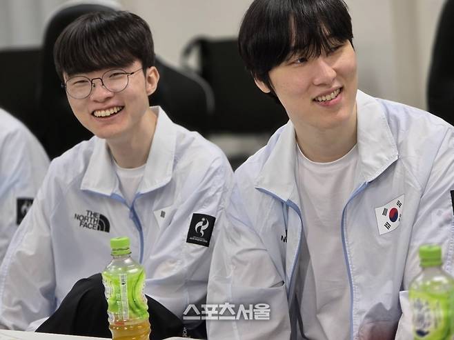 LoL 대표팀 ‘페이커’ 이상혁과 ‘제카’ 김건우가 2일 2026 아이치·나고야 아시안게임 금메달 획득 후 취재진과 만나 인터뷰를 진행하고 있다. 사진 | 공동취재단