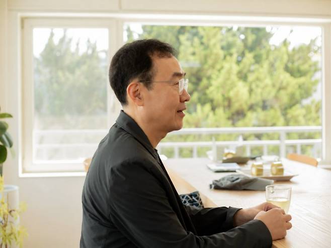 ▲스웨그 넘치는 소설집 ‘인생의 단 맛을 보여주마’를 낸 서울대 김영민 교수/사진 제공=김영사