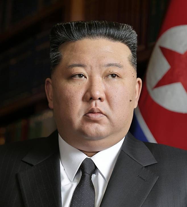올해 3월 북한이 공개한 김정은 공식 증명사진. 노동신문 뉴스1