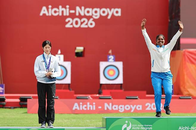 대한민국 오예진이 3일 일본 오카자키 중앙종합공원 다목적광장에서 열린 2026 아이치·나고야 아시안게임 양궁 리커브 여자 개인전 시상식에서 은메달을 목에 걸고 1위를 차지한 인도 쿰쿰 아닐 모호드에 박수를 보내고 있다. 2026.10.3 오카자키=뉴스1