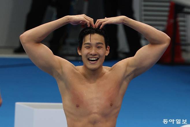 21일 도쿄 아쿠아틱스 센터에서 열린 2026 아이치·나고야 아시안게임 남자 50m 자유형 결승전에서 금메달을 획득한 김영범이 환호하고 있다. 도쿄= 변영욱 기자