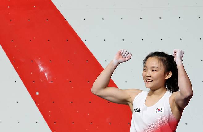 서채현이 3일 일본 나고야 국제전시장에서 열린 2026 아이치·나고야 아시안게임 스포츠클라이밍 여자 리드 결승전에서 유일하게 완등에 성공하며 금메달을 획득한 뒤 기뻐하고 있다. 나고야/연합뉴스