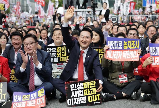 장동혁 국민의힘 대표가 3일 서울 숭례문 앞 세종대로에서 열린 국민의힘 ‘이재명 정권 심판, 민생회복·안보수호 국민행동대회’에 참석해 인사를 하고 있다. 연합뉴스