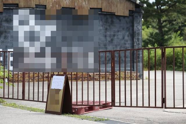 지난달 9일 60대 여성의 시신이 발견된 경기 파주시 문산읍 한 카페 출입구가 철문으로 막혀 있다. 뉴시스