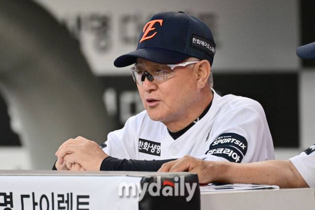 18일 대전 한화생명 볼파크 야구장에서 열린 '2026 신한 SOL KBO리그' KIA 타이거즈와 한화 이글스 경기. 한화 김경문 감독이 경기를 지켜보고 있다./한혁승 기자