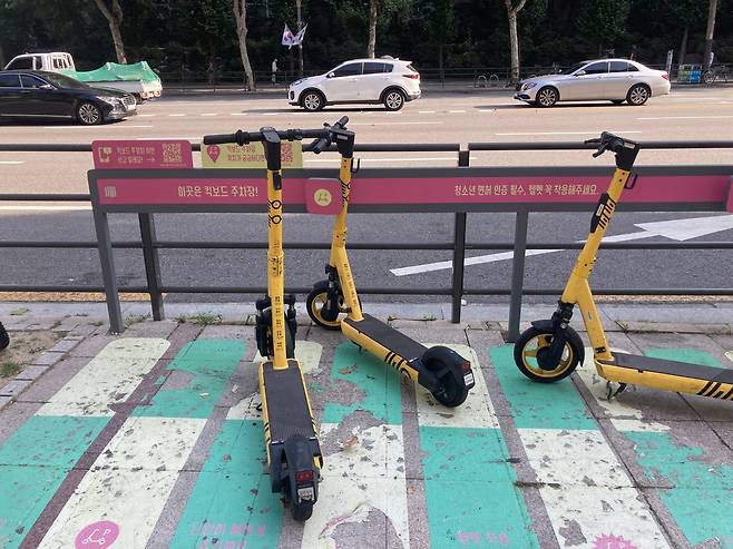 한티역 주변 킥보드 주차장에 세워져 있는 킥보드. 손인규 기자