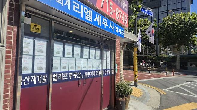 [서울=뉴시스] 이종성 기자 = 효창공원역 앞 한 공인중개사무소에 재개발 관련 매물이 붙어있다. 2026.10.02. photo@newsis.com *재판매 및 DB 금지