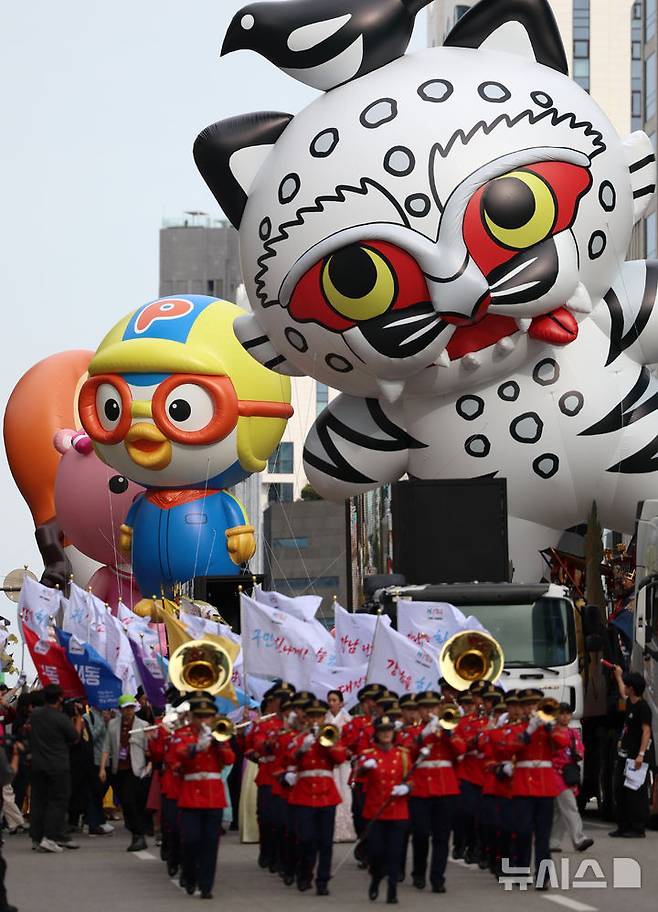 [서울=뉴시스] 조성우 기자 = 3일 서울 강남구 도산대로 일대에서 열린 2026 강남페스티벌에서 22개 동 주민들이 참여한 거리 퍼레이드가 진행되고 있다. 2026.10.03. xconfind@newsis.com