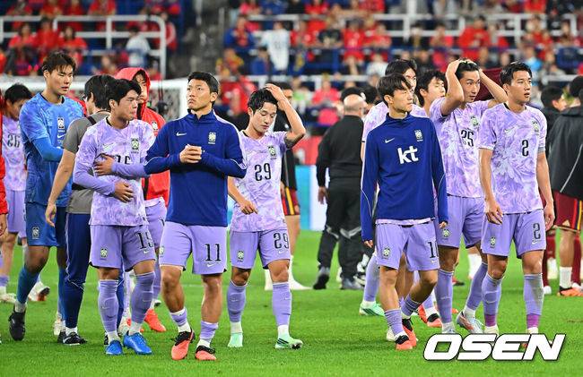 [OSEN=울산, 이석우 기자] 2일 울산문수축구경기장에서 대한민국과 베네수엘라의 친선경기가 열렸다.에콰도르전 3-0 완승과 우루과이전 1-4 대패로 극명한 경기력을 보인 ‘모레노호’가 베네수엘라전에서 전술적 유연성을 앞세워 빠르게 문제점을 보완했는지 시험대에 올랐다.대한민국 축구 대표팀 선수들이 베네수엘라와 0-0 무승부를 기록하고 아쉬워하고 있다. 2026.10.02 / foto0307@osen.co.kr