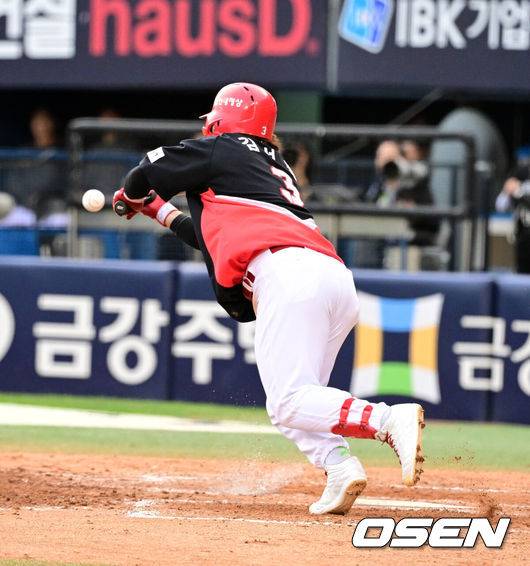 [OSEN=잠실, 지형준 기자] 3일 서울 잠실야구장에서 2026 신한 SOL KBO리그 LG 트윈스와 KIA 타이거즈의 경기가 열렸다.LG는 카라스코, KIA는 네일이 선발로 나섰다.9회초 1사 1,3루에서 KIA 김선빈이 스퀴즈 번트를 성공시키고 있다. 2026.10.03 / jpnews@osen.co.kr