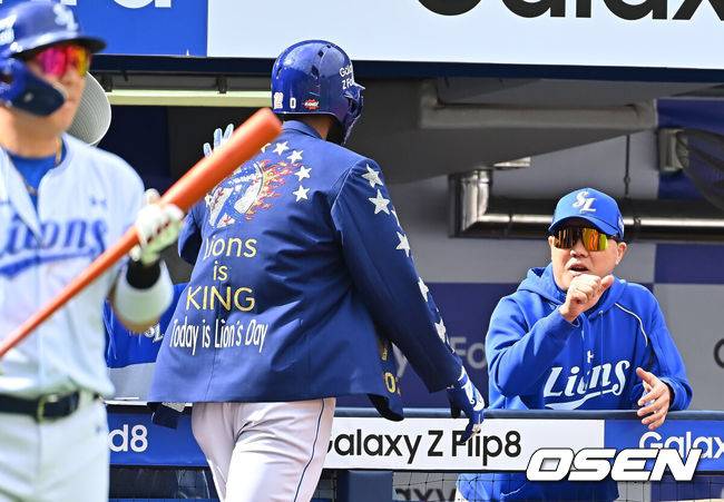[OSEN=대구, 이석우 기자] 3일 대구삼성라이온즈파크에서 2026 신한 SOL KBO 리그 삼성 라이온즈와 두산 베어스의 경기가 열렸다. 홈팀 삼성은 최원태가, 방문팀 두산은 최승용이 선발 출전했다. 삼성 라이온즈 디아즈가 1회말 1사 1,2루 우월 3점 홈런을 치고 박진만 감독과 하이파이브를 하고 있다. 2026.10.03 / foto0307@osen.co.kr