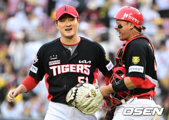 [OSEN=잠실, 지형준 기자] 프로야구 KIA 타이거즈가 LG 트윈스를 꺾고 승차를 1경기 차이로 줄였다. 3위 싸움이 더욱 볼만해졌다.  KIA는 3일 서울 잠실구장에서 2026 KBO리그 LG와 경기에서 5-4로 승리했다. 9회 김선빈이 기습적인 스퀴즈 번트를 시도해 결승점을 뽑았다. KIA는 3연패를 끊는데 성공했다. 반면 LG는 충격적인 6연패 수렁에 빠졌다. 경기를 마치고 KIA 전상현, 김태군이 승리를 기뻐하고 있다. 2026.10.03 / jpnews@osen.co.kr