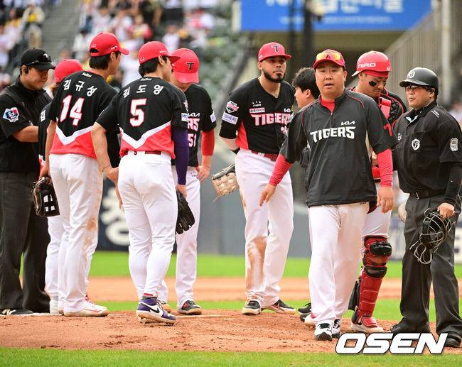 [OSEN=잠실, 지형준 기자] 3일 서울 잠실야구장에서 2026 신한 SOL KBO리그 LG 트윈스와 KIA 타이거즈의 경기가 열렸다.LG는 카라스코, KIA는 네일이 선발로 나섰다.8회말 1사 1,3루에서 KIA 이범호 감독이 마운드에 올라 선수들과 이야기를 나누고 있다. 2026.10.03 / jpnews@osen.co.kr