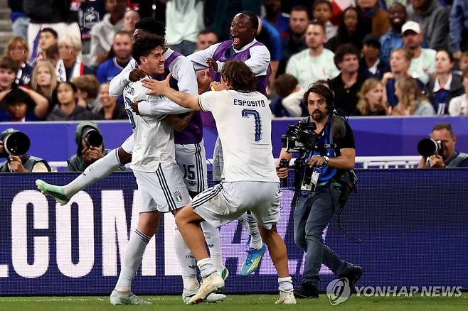 바스토니(왼쪽)의 동점 골 후 세리머니 하는 이탈리아 선수들. [AFP=연합뉴스. 재판매 및 DB 금지]