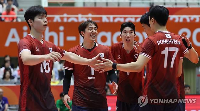 한국 남자 배구 8강전 (오카자키[일본]=연합뉴스) 김동민 기자 = 1일 일본 오카자키 중앙종합공원 종합체육관에서 열린 2026 아이치·나고야 아시안게임 남자 배구 8강 한국과 이란의 경기. 득점한 한국 선수단이 자신감을 보인다. 2026.10.1 image@yna.co.kr
