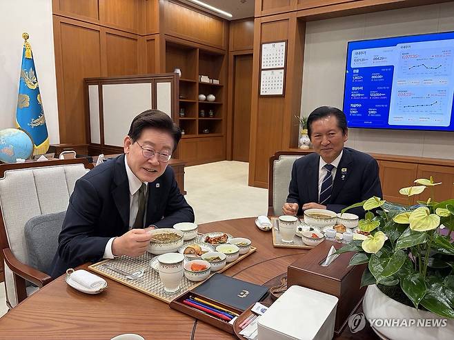이재명 대통령, 정청래 전 대표와 만찬 (서울=연합뉴스) 이재명 대통령이 1일 청와대에서 더불어민주당 정청래 전 대표와 만찬을 하고 있다. 2026.10.1 [청와대 제공. 재판매 및 DB 금지] photo@yna.co.kr