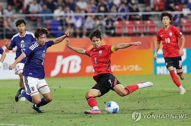 선제골 순간 (도요타[일본]=연합뉴스) 임화영 기자 = 3일 일본 아이치현 도요타 스타디움에서 열린 2026 아이치·나고야 아시안게임 남자 축구 대한민국과 일본의 결승.
    한국 엄지성이 선제골을 넣고 있다. 2026.10.3 hwayoung7@yna.co.kr