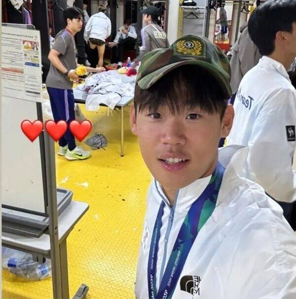 아시안게임 남자 축구 4연패의 기쁨이 일부 선수들의 병역특례 관련 발언으로 퇴색되고 있다. 양민혁은 메달보다 군 면제가 중요했다는 취지로 말했고, 이기혁은 “군대 안 갑니다”라고 외쳤다. 박승수의 ‘전역모’ 사진도 논란을 키웠다. 박승수 사회관계망서비스(SNS) 캡처