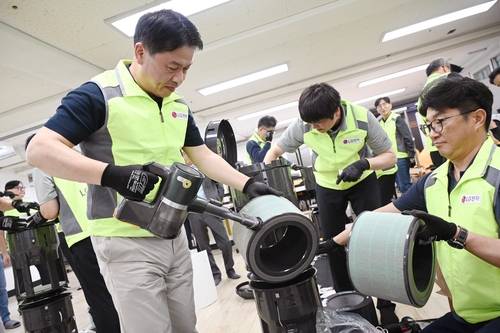 사진 설명 : 2일 용산구에 위치한 아동복지시설에서 LG전자 주요 경영진과 LG전자노동조합이 뜻을 모아 가전 케어 봉사활동을 진행했다. 사진은 LG전자 류재철 CEO(좌측)가 LG전자노동조합 김진성 노조위원장(우측) 과 함께 공기청정기 필터를 케어하고 있는 모습. [출처 : LG전자]