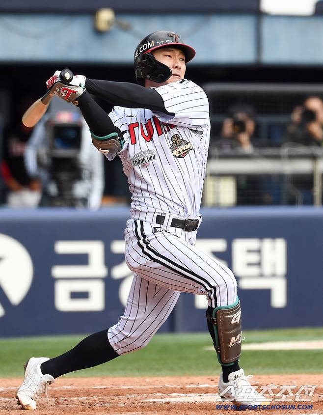 3일 잠실구장에서 열린 LG와 KIA의 경기. LG 신민재가 타격을 하고 있다. 잠실=박재만 기자 pjm@sportschosun.com/2026.10.03/