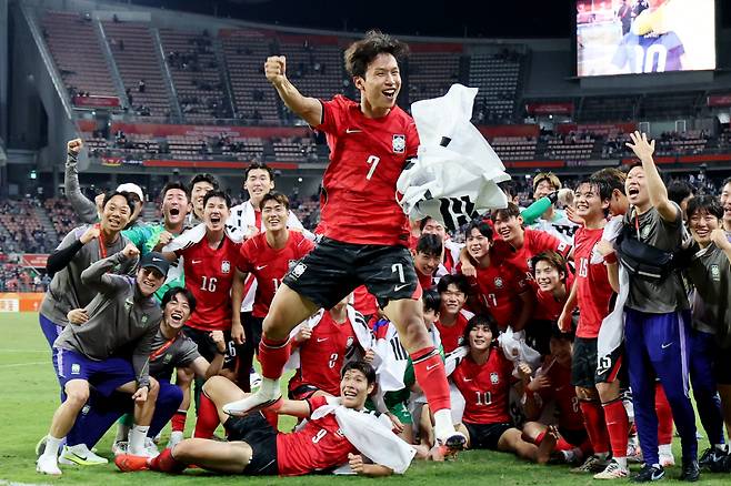 엄지성 맹활약 속 한국 축구 금메달      (도요타[일본]=연합뉴스) 임화영 기자 = 3일 일본 아이치현 도요타 스타디움에서 열린 2026 아이치·나고야 아시안게임 남자 축구 대한민국과 일본의 결승.      승리 후 금메달을 획득한 한국 선수들이 기념촬영을 하던 중 대회 득점왕과 도움왕을 차지한 엄지성이 기뻐하고 있다. 2026.10.4      hwayoung7@yna.co.kr  (끝)      <저작권자(c) 연합뉴스, 무단 전재-재배포, AI 학습 및 활용 금지>