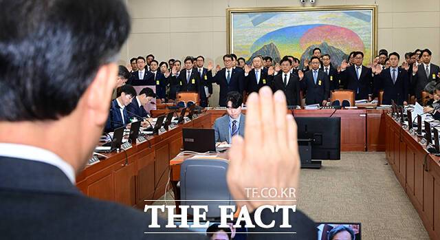 이억원 금융위원장이 지난해 10월 20일 서울 여의도 국회에서 열린 정무위원회의 금융위원회 등에 대한 국정감사에 출석해 증인 선서를 하고 있다. /남윤호 기자