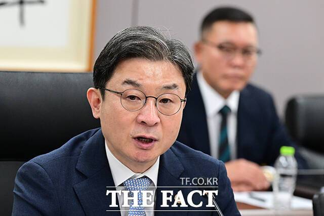 이억원 금융위원장이 4일 오후 서울 종로구 정부서울청사에서 열린 '침해위협 대응 전금융권 긴급 점검회의'에 참석해 모두발언을 하고 있다. /남윤호 기자